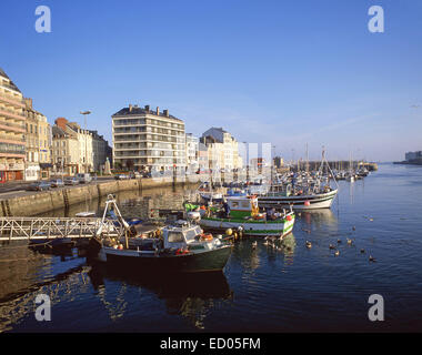 Barche da pesca nel porto di Cherbourg, Cherbourg-Octeville, Manche, regione della Bassa Normandia, Francia Foto Stock