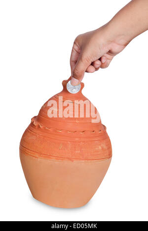 1 Lady mano risparmiando denaro Salvadanaio parte del Foto Stock