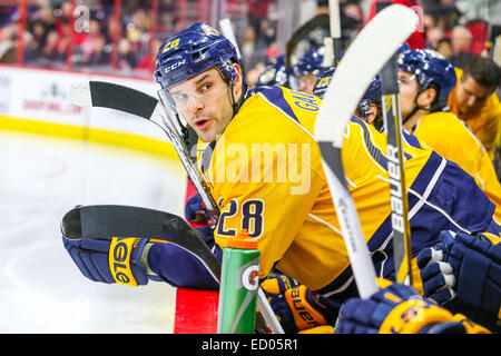 Nashville Predators centro Paul Gaustad (28) durante il gioco NHL tra il Nashville Predators e Carolina Hurricanes al PNC Arena. Carolina Hurricanes sconfitto il Nashville Predators 2-1. Foto Stock