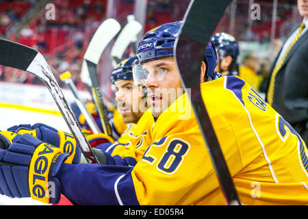 Nashville Predators centro Paul Gaustad (28) durante il gioco NHL tra il Nashville Predators e Carolina Hurricanes al PNC Arena. Carolina Hurricanes sconfitto il Nashville Predators 2-1. Foto Stock