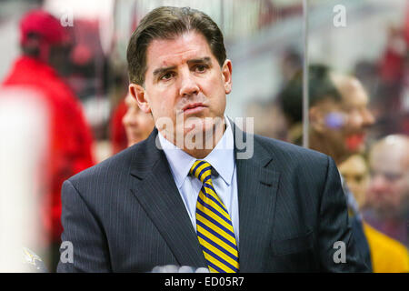 Nashville Predators head coach Peter Laviolette durante il gioco NHL tra il Nashville Predators e Carolina Hurricanes al PNC Arena. Carolina Hurricanes sconfitto il Nashville Predators 2-1. Foto Stock