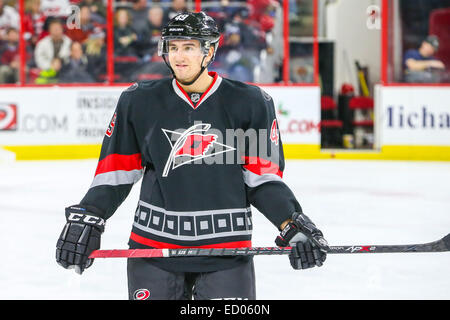 Carolina Hurricanes centro Victor Rask (49) durante il gioco NHL tra il Toronto Maple Leafs e Carolina Hurricanes al PNC Arena. Carolina Hurricanes sconfitto il Toronto Maple Leafs 4-1. Foto Stock