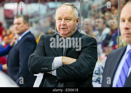 Toronto Maple Leafs head coach Randy Carlyle durante il gioco NHL tra il Toronto Maple Leafs e Carolina Hurricanes al PNC Arena. Carolina Hurricanes sconfitto il Toronto Maple Leafs 4-1. Foto Stock