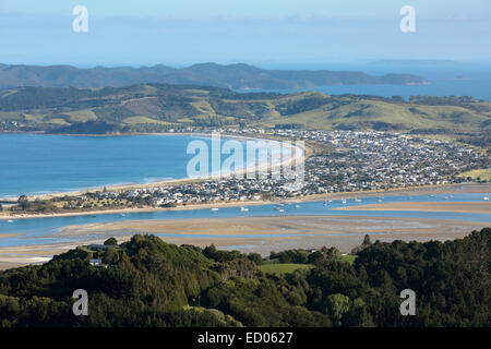 Vista panoramica della spiaggia di Omaha insediamento costiero, Nuova Zelanda Foto Stock