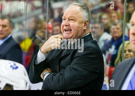 Dic. 18, 2014 - Raleigh, North Carolina, Stati Uniti - Toronto Maple Leafs head coach Randy Carlyle durante il gioco NHL tra il Toronto Maple Leafs e Carolina Hurricanes al PNC Arena. Carolina Hurricanes sconfitto il Toronto Maple Leafs 4-1. (Credito Immagine: © Andy Martin Jr./ZUMA filo) Foto Stock