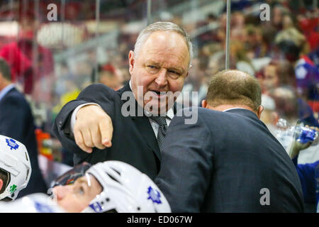 Dic. 18, 2014 - Raleigh, North Carolina, Stati Uniti - Toronto Maple Leafs head coach Randy Carlyle durante il gioco NHL tra il Toronto Maple Leafs e Carolina Hurricanes al PNC Arena. Carolina Hurricanes sconfitto il Toronto Maple Leafs 4-1. (Credito Immagine: © Andy Martin Jr./ZUMA filo) Foto Stock