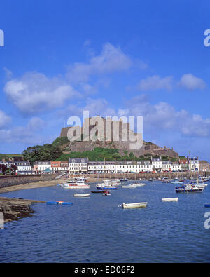 13th ° secolo Monte Orgueil Castello attraverso Gorey Harbour, Gorey, Saint Martin Parish, Jersey, Isole del canale Foto Stock