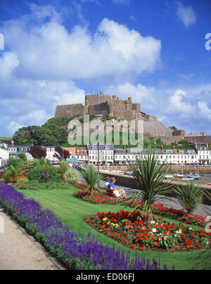 13th ° secolo Monte Orgueil Castello attraverso Gorey Harbour, Gorey, Saint Martin Parish, Jersey, Isole del canale Foto Stock