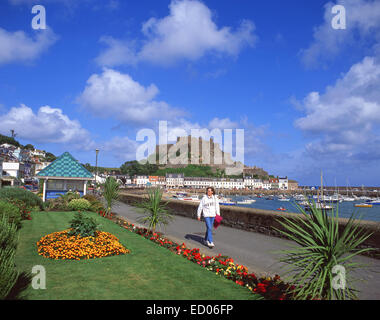 13th ° secolo Monte Orgueil Castello attraverso Gorey Harbour, Gorey, Saint Martin Parish, Jersey, Isole del canale Foto Stock