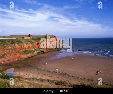 Spiaggia e rocce dalle scogliere, Sandy Bay, vicino a Exmouth, Devon, Inghilterra, Regno Unito Foto Stock