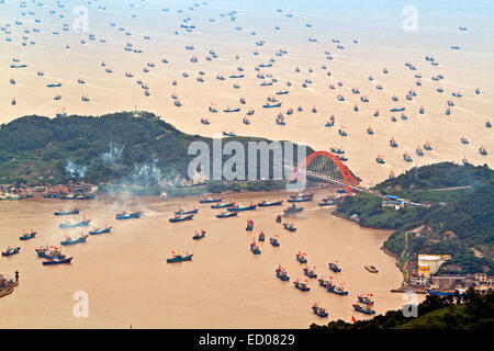 Pechino, Cina. 23 dic 2014. Barche di lasciare il Shipu porto peschereccio per la pesca dopo una pausa di tre mesi e mezzo in Xiangshan County, est della Cina di Provincia dello Zhejiang. © Egli Yousong/Xinhua/Alamy Live News Foto Stock