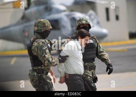 Pechino, Messico. Il 22 febbraio, 2014. Marina militare messicano soldati escort Joaquin Guzman Loera (1R), alias "El Chapo Guzman', leader del cartello di Sinaloa, durante il suo spettacolo di fronte alla stampa, alla Marina militare messicano hangar a Città del Messico, capitale del Messico, il 22 febbraio, 2014. Il Presidente messicano Enrique Peña Nieto sabato ha confermato la cattura del mondo più ricercati del signore di droga, Joaquin Guzman Loera, conosciuta come El Chapo, nel Pacific resort di Mazatlan. © Zhang Jiayang/Xinhua/Alamy Live News Foto Stock