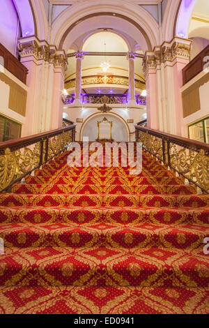 Inghilterra, nello Yorkshire, Scarborough, il Grand Hotel, vista interna e la grande scala Foto Stock