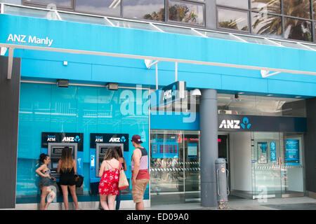 Filiale della banca ANZ in corso a Manly Sydney, con amici che usano le macchine cashpoint, NSW, Australia Foto Stock