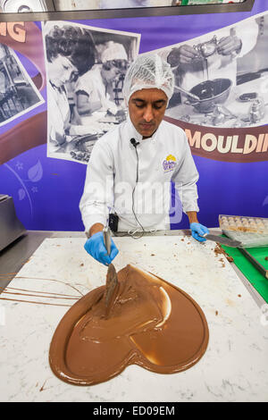 Inghilterra, Birmingham, Bournville, Cadbury World, la produzione del cioccolato di dimostrazione Foto Stock