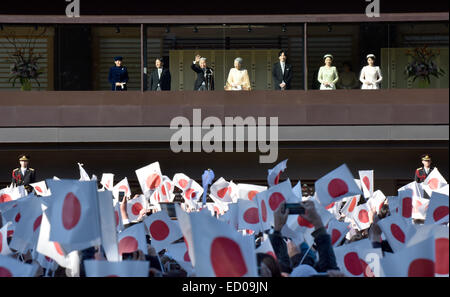 Tokyo, Giappone. 23 dic 2014. Il Giappone imperatore Akihito, accompagnato dai membri della sua famiglia, appare sulla veranda del palazzo imperiale di Tokyo, agitando a centinaia di ben wishers celebra la Monarch 81o compleanno il Martedì, Dicembre 23, 2014. Essi sono, da sinistra: la principessa Masako, moglie del Principe Ereditario Naruhito; Naruhito; Akihito; Imperatrice Michiko; il principe Akishino, Akihitos secondo figlio; la principessa Kiko, Akishinos moglie; e la principessa Mako, Akishinos figlia. Credito: Natsuki Sakai/AFLO/Alamy Live News Foto Stock