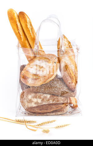 Sacca di plastica trasparente pieno di pane isolati su sfondo bianco. Foto Stock