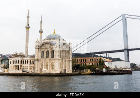 La Moschea Ortakoy nei pressi del ponte sul Bosforo. Foto Stock