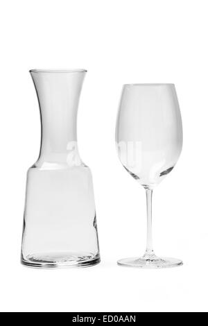 Svuotare il vino rosso di vetro e di caraffa - con percorso di clipping, isolato su sfondo bianco. Foto Stock