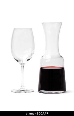 Caraffa con vino rosso e il bicchiere vuoto isolato su bianco Foto Stock