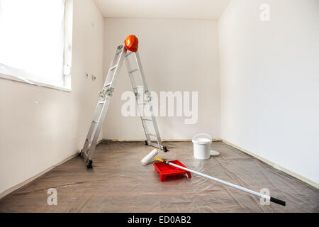 Diversi strumenti di pittura preparato per la verniciatura di una stanza. Foto Stock