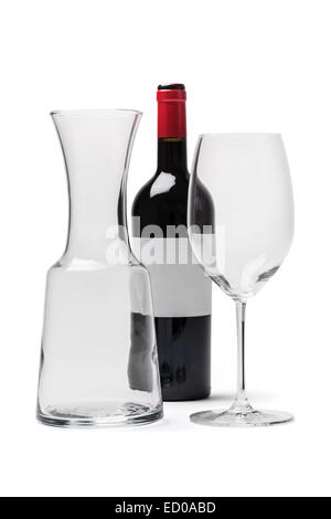 Bottiglia di vino rosso con il vetro e la caraffa (con percorso di clipping), isolati su sfondo bianco. Foto Stock