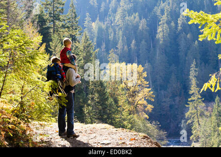 Padre che camminano in montagna con i suoi due figli, Washington state, USA Foto Stock