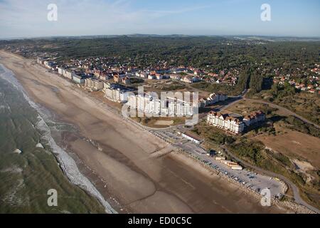 Francia, Pas de Calais, Hardelot, edifici waterfront (vista aerea) Foto Stock