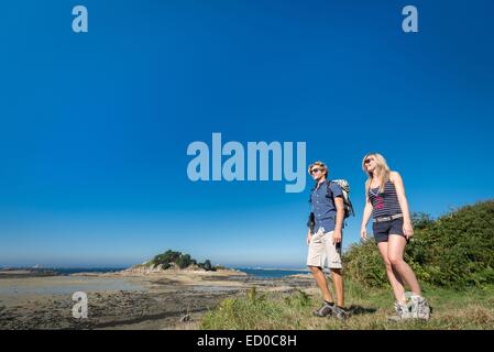 Francia, Finisterre, Plouezoc'h, passeggiata sulla penisola Kernelehen lungo la baia di Morlaix Foto Stock