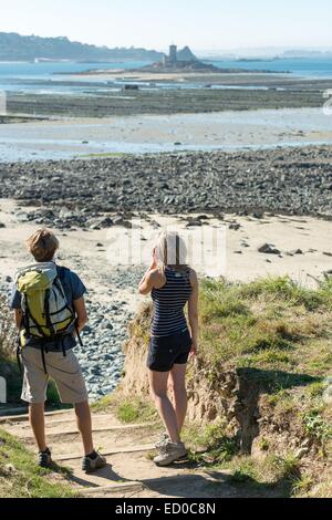 Francia, Finisterre, Plouezoc'h, passeggiata sulla penisola Kernelehen lungo la baia di Morlaix Foto Stock