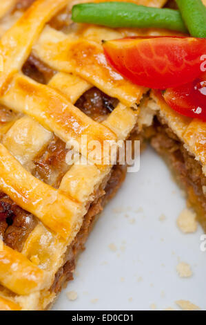 Freschi di forno fatto in casa torta di manzo macro closeup Foto Stock