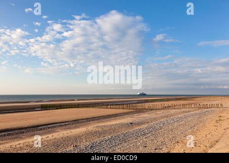 Francia, Pas de Calais, a Sangatte, picchetti frangiflutti e traghetto eseguendo il Calais Dover link Foto Stock