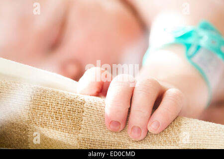 Sleeping Baby girl's (0-1 mesi) mano sulla culla Foto Stock