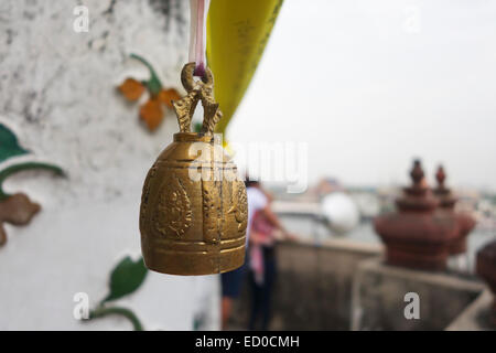 Dettaglio sulla torre centrale pagoda prang Wat Arun, il tempio dell'alba, tempio buddista. Thonburi. Bangkok, Tailandia. Foto Stock