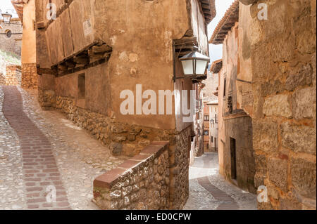 Spagna Aragona, provincia di Teruel, Albarracin, due strade di soddisfare Foto Stock