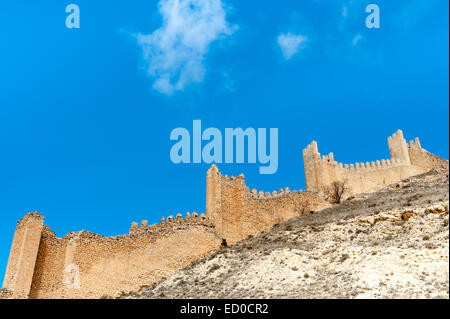 Spagna Aragona, provincia di Teruel, Albarracin, muro fortificato contro il cielo blu Foto Stock