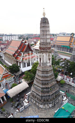 La torre centrale pagoda prang Wat Arun, il tempio dell'alba, tempio buddista. Thonburi. Bangkok, Tailandia. Foto Stock