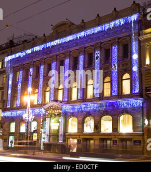 ST. Pietroburgo - 25 dicembre: costruzione di passaggio negozio decorata con le ghirlande elettriche per Natale e Capodanno vacanze, Dece Foto Stock