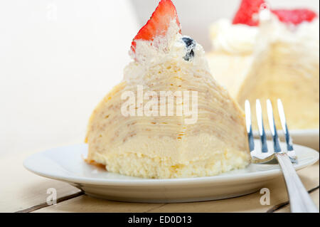 Crêpe pancake la torta con panna montata e fragola sulla parte superiore Foto Stock