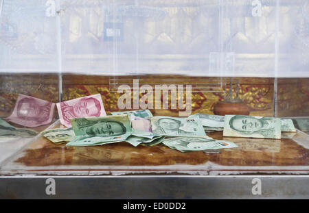 In plastica trasparente per la casella di donazioni di wat Buddhisti Tempio a Bangkok, in Thailandia. Foto Stock