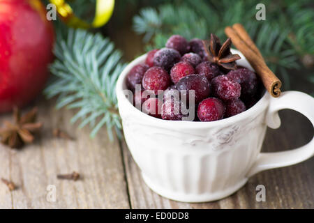 Mirtilli rossi congelati in tazza vintage Foto Stock