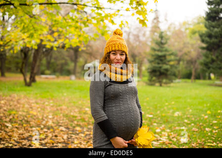 La Bulgaria, Sofia, donna incinta in posizione di parcheggio Foto Stock