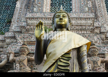 Statua del Buddha di fronte prang Wat Arun, il tempio dell'alba, Bangkok, Thailandia. Tempio buddista. Thonburi. Foto Stock