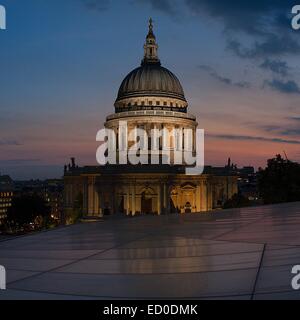 Regno Unito, Inghilterra, Londra, illuminato dalla Cattedrale di St Paul contro twilight sky visto dal tetto di un nuovo edificio di modifica Foto Stock