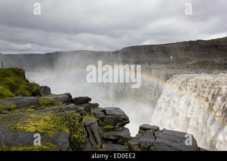 L'Islanda, Dettifoss, Fiume Jokulsa, Arcobaleno sulla cascata Foto Stock