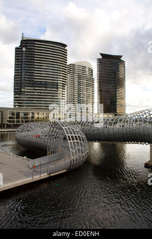 La scultura ed esteticamente gradevoli Webb ponte che attraversa il fiume Yarra Docklands Melbourne Victoria Australia Foto Stock