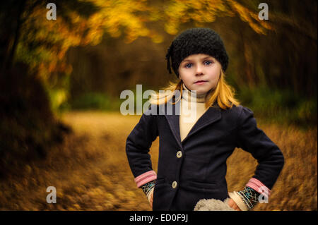 Ritratto di bambina (2-3) in posa sul parco Foto Stock
