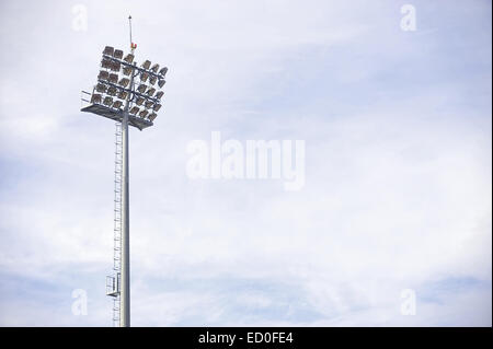 Dettaglio industriale con stadium faretti sulla luce diurna Foto Stock