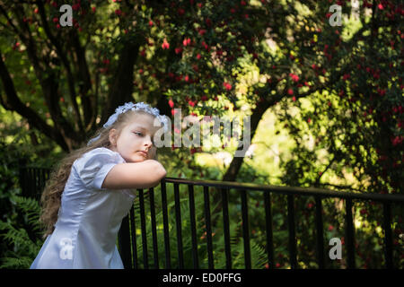 Prima comunione bambina (8-9) sul ponte Foto Stock