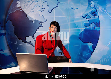 Donna seduta in studio tv Foto Stock